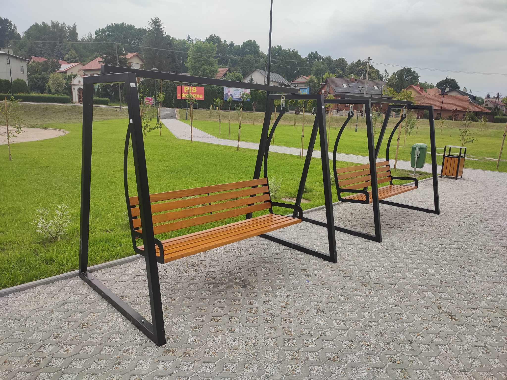 Masívna hojdačka Tomek H003 kov/drevo